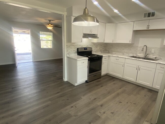 Building Photo - 1302 N 48th Pl