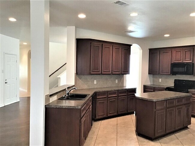 Foto del edificio - 15818 Shoreline Terrace Dr