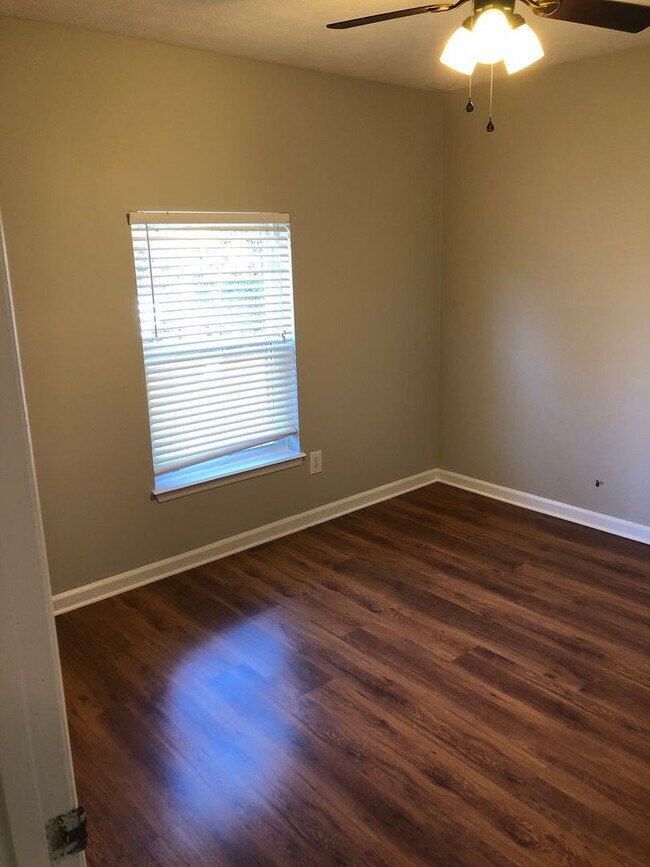 Building Photo - 3Bed/2Bath Available!