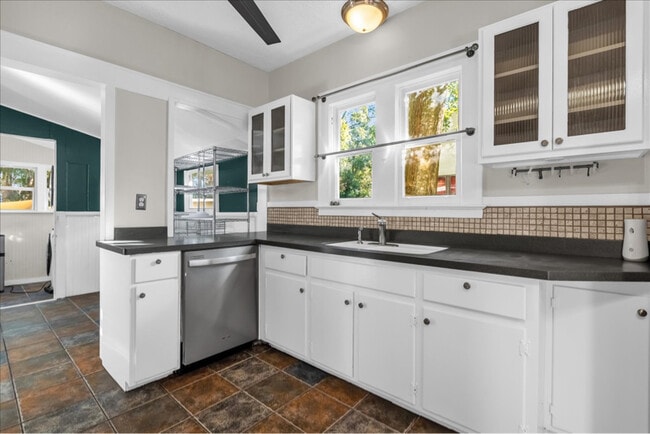 Building Photo - 1633 E Concord St