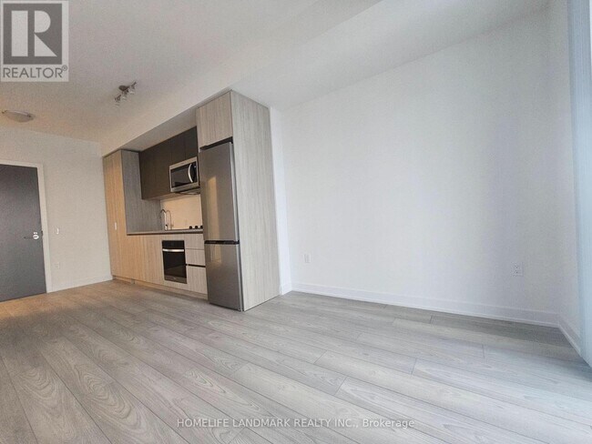 Photo du bâtiment - 5858 Yonge St