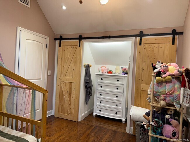 Foto del edificio - 48 Jefferson Rd