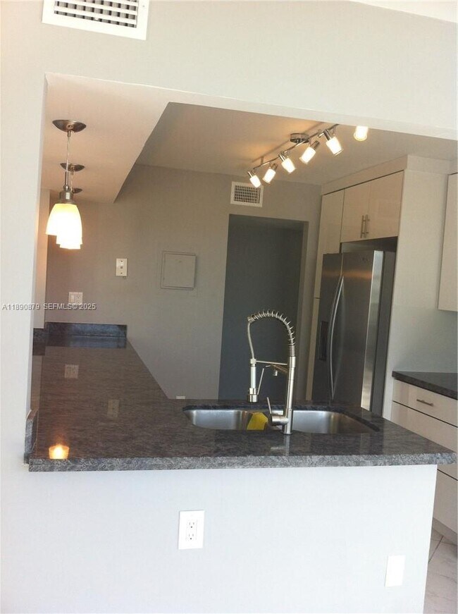 Foto del edificio - 16558 NE 26th Ave