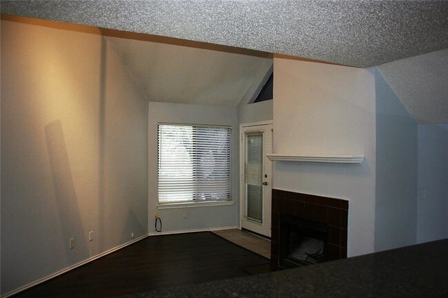 Building Photo - 2300 Bamboo Dr