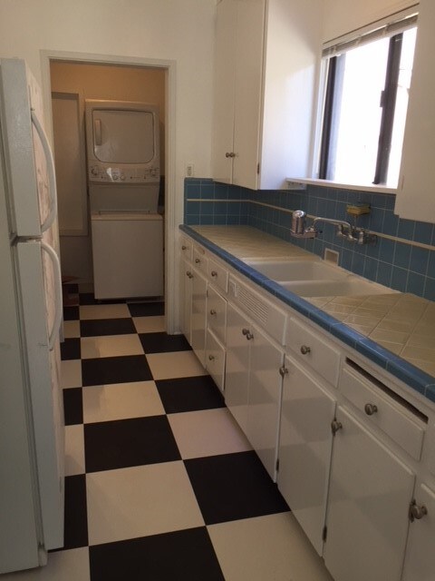 Wash/Dry BkPorch - 4142 Duquesne Ave