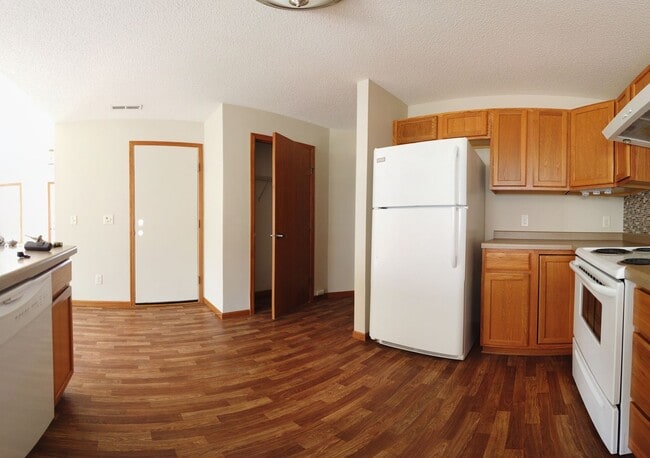 Building Photo - One Level 2 Bedroom Townhome