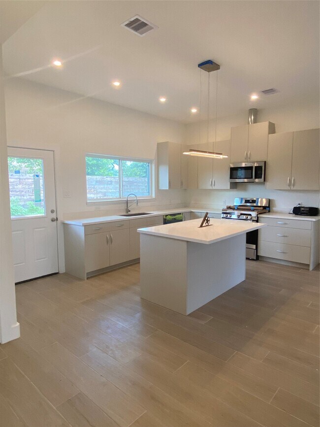 Foto del edificio - 8502 Alcott Dr