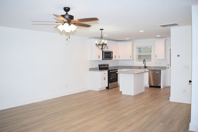 Building Photo - Prime Location! 3BR Townhome with 2.5 Baths