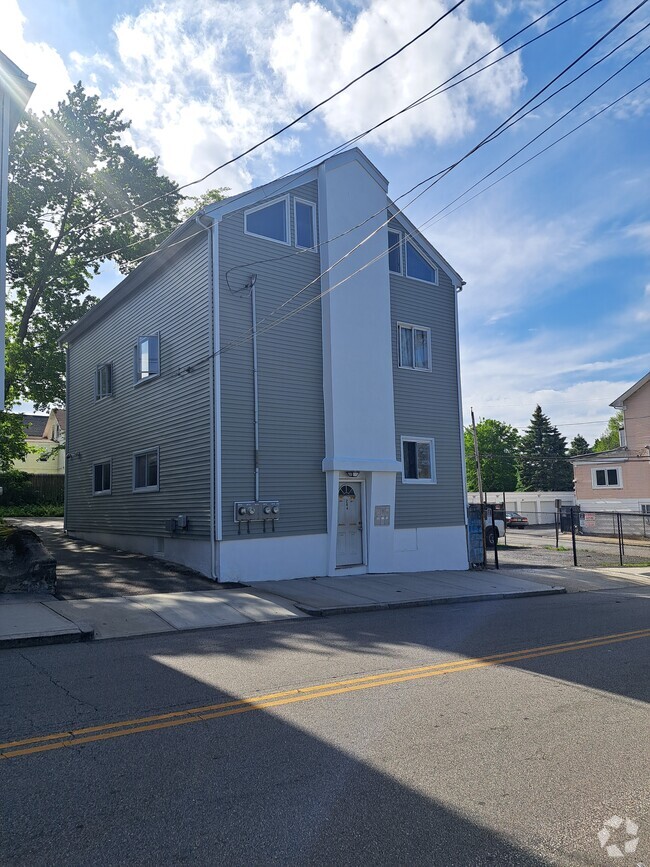 Building Photo - 284 Veazie St