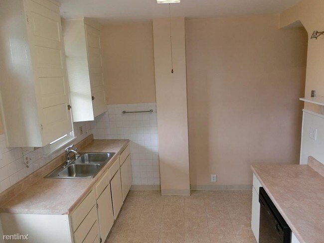 Building Photo - 3 br, 1 bath Townhome - 395 E Gates St