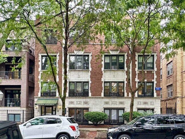 Building Photo - 823 W Wolfram St