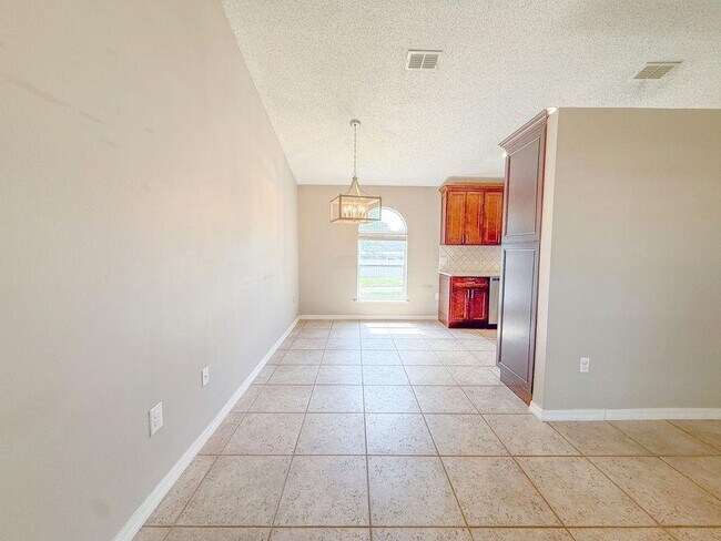 Building Photo - 1723 Lochshyre Loop