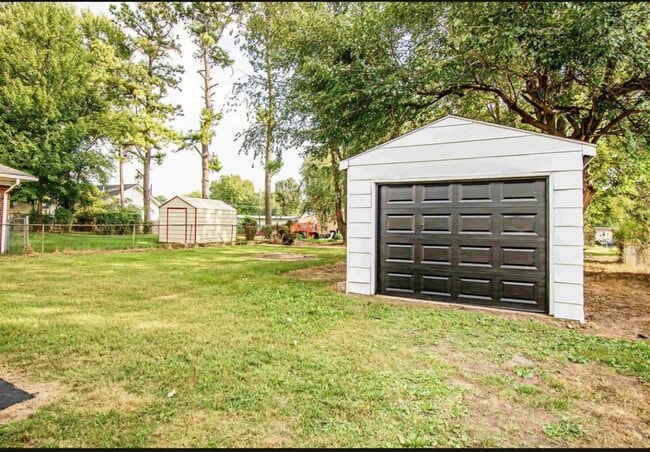 Building Photo - 2 bed 1 bath MOVE-IN READY & SO CUTE