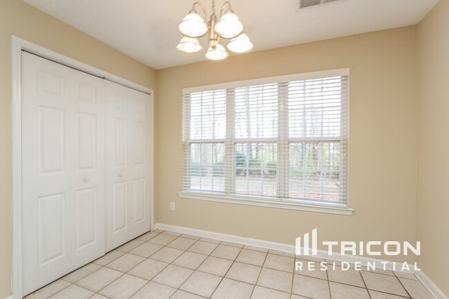 Building Photo - 6250 Glen Brooke Dr