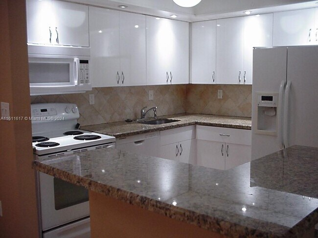 Foto del edificio - 4890 NW 102nd Ave