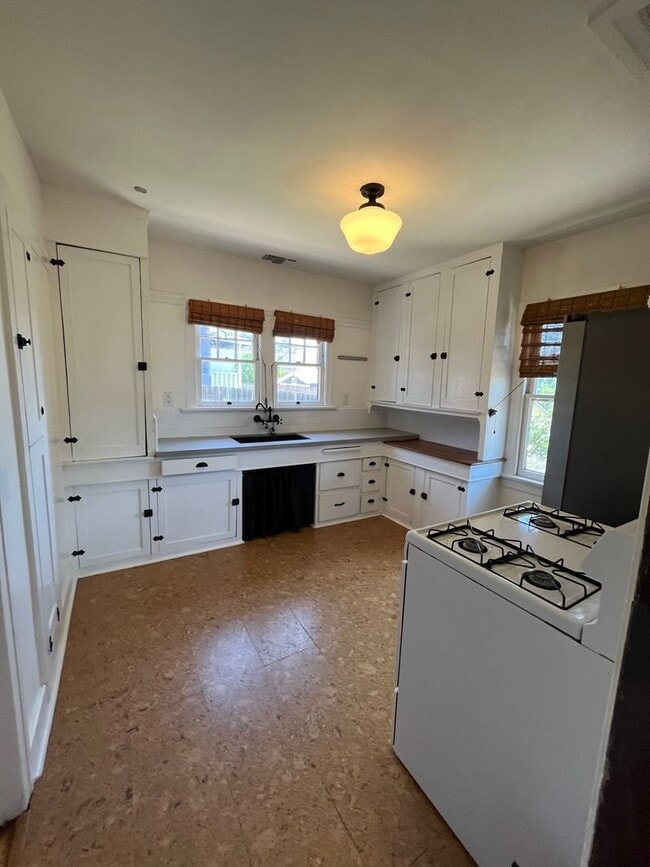 Building Photo - 2-Bedroom Back House in Historic Whittier ...