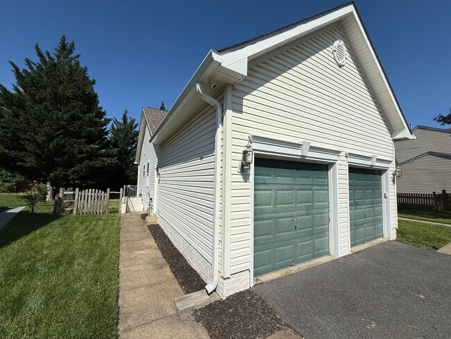 Building Photo - 815 Aztec Dr