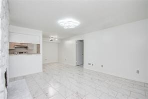 Foto del edificio - 17331 Red Oak Dr