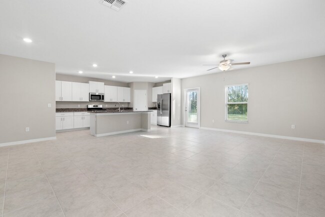 Foto del edificio - "Spacious 5-Bedroom Retreat in Apollo Beach - Modern Living with 2.5 Baths on White Chicory Dr!"