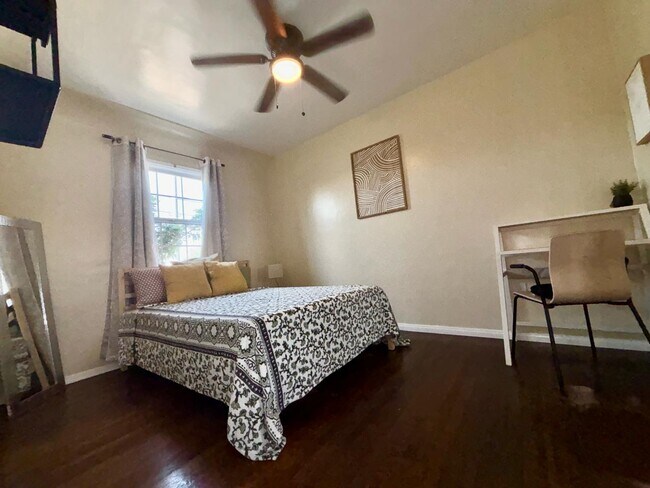 Foto del edificio - 9701 S Hoover St