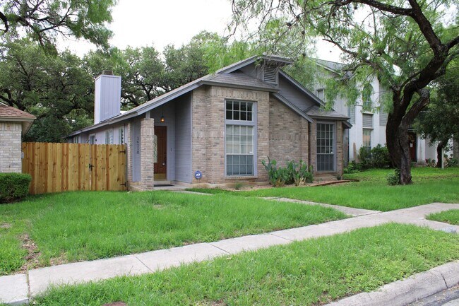 Building Photo - 3-BEDROOM IN CASTLE HILLS FOREST