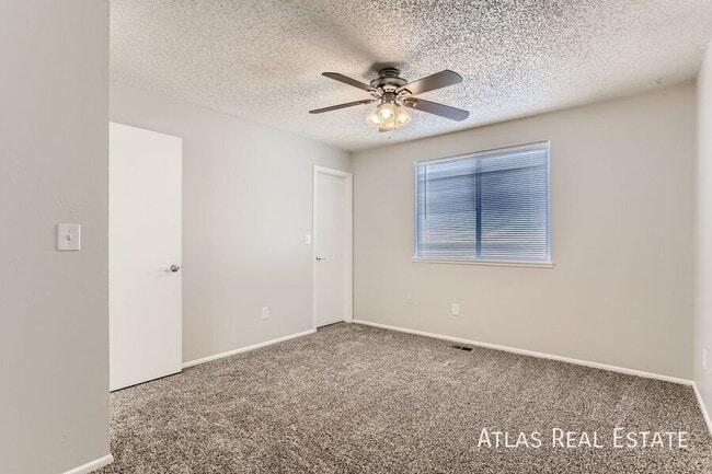 Building Photo - 14935 E Columbia Dr