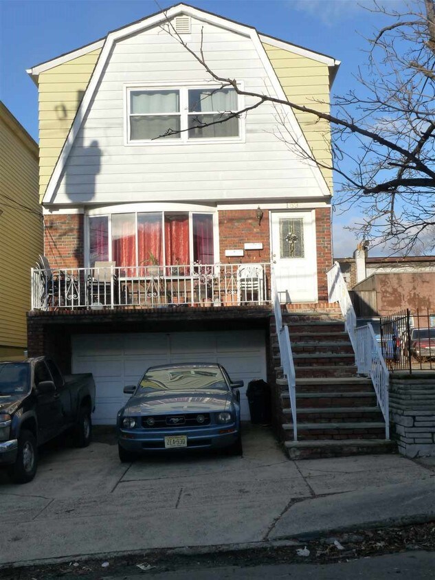 Primary Photo - 169 W 51st St