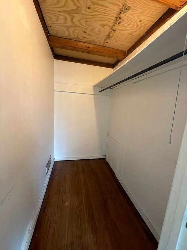 Building Photo - 2423 Lincoln Ave