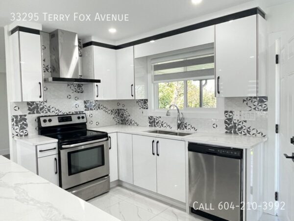 Building Photo - Gorgeous Renovated Home with 2 Kitchens!