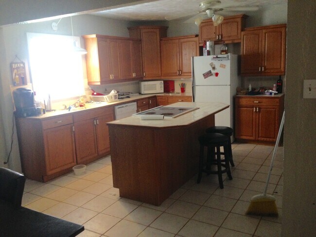 Foto del edificio - 2 bed 2 bath with a ton of SPACE!!