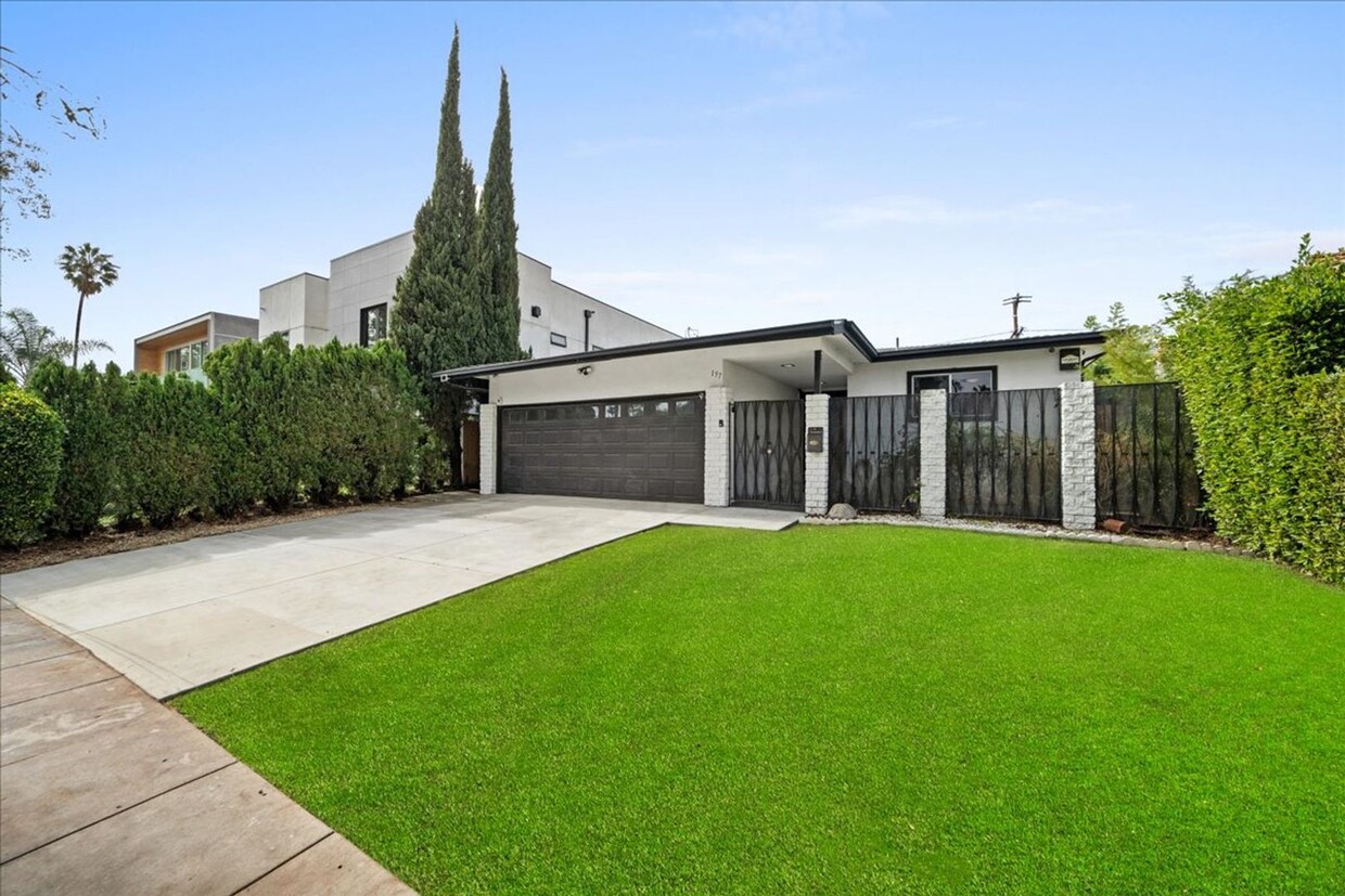 Foto principal - Stunning Remodeled 3-Bedroom Home in Prime...