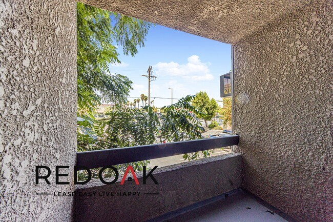 Foto del edificio - 8614 Woodley Ave