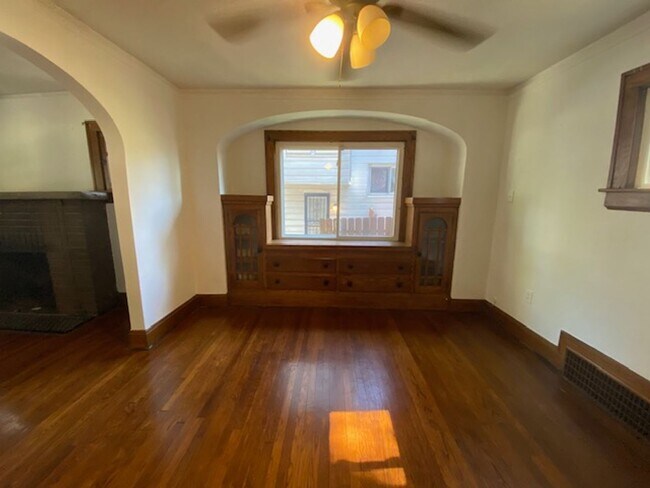 Foto del edificio - Classic 1929 Beauty—Updated Systems, Cozy ...