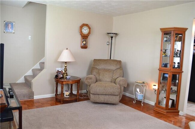 Building Photo - 5Bed | 2bath Home in West Mifflin, PA