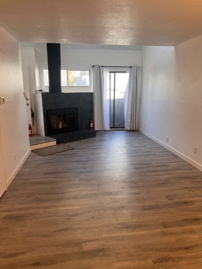 Foto del edificio - Newly Renovated 1-Bedroom 1-Bath Condo in Thornton! 2-Balconies, 1-Reserved Parking Spot.