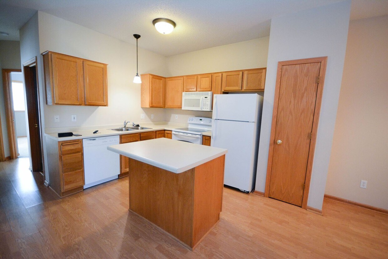 Primary Photo - One level living in this 2br townhome in q...