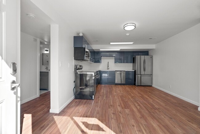Cocina moderna de concepto abierto, renovada y de alta gama, con electrodomésticos de acero inoxidable completamente nuevos. - 411 124th St S