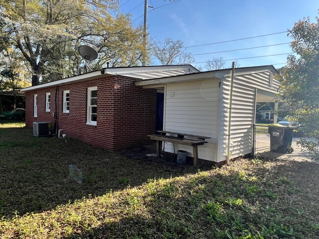 Building Photo - Three bedroom one bathroom home