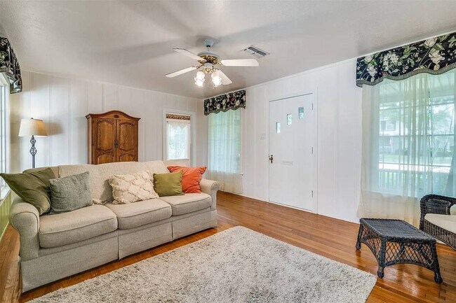 Foto del edificio - 4026 Longleaf Dr