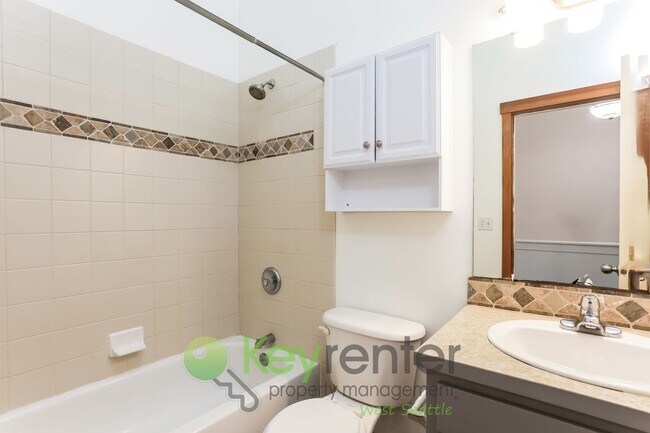 Foto del edificio - 8450B 25th Ave SW