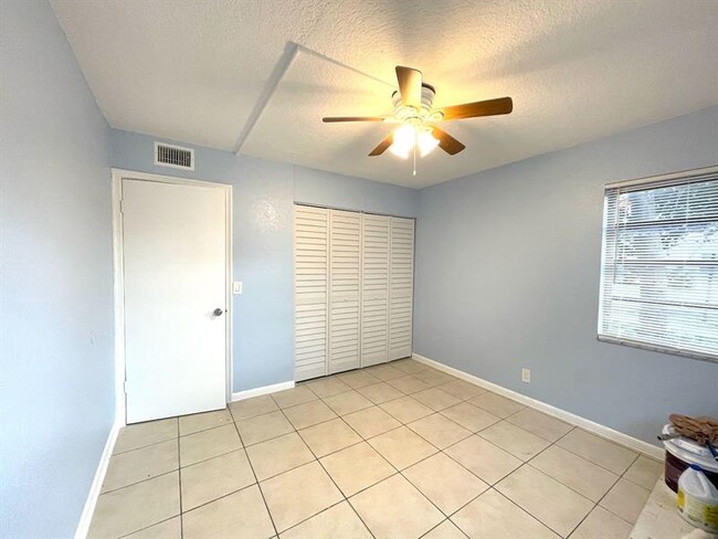 Building Photo - 501 W Kalmia Dr