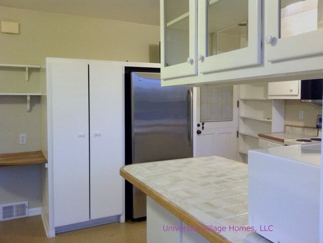 Kit - 4721 University View Pl NE