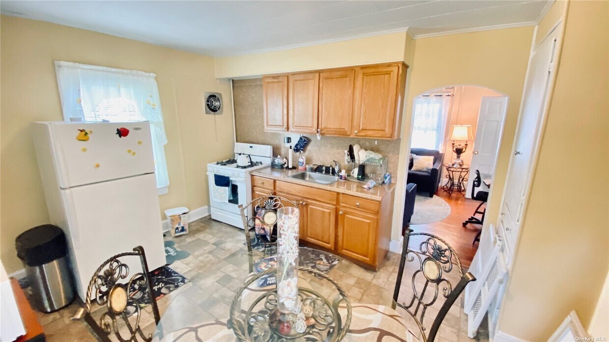 137 Melrose Ave Unit 1st fl, Massapequa, NY 11758 Room for Rent in