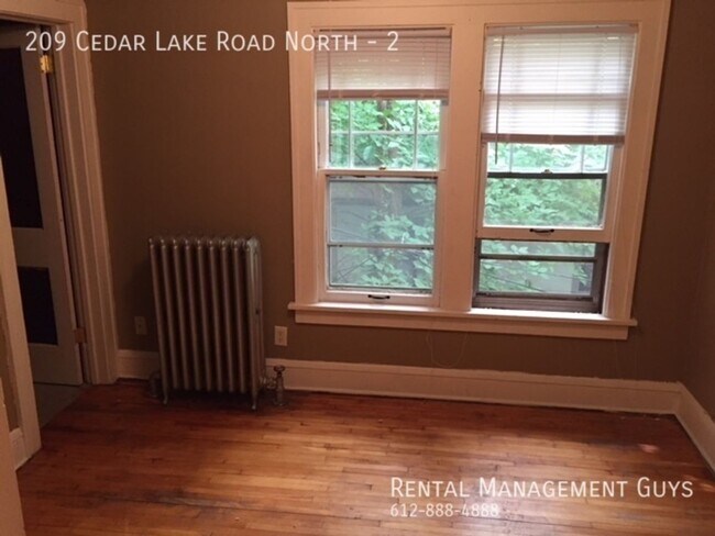 Foto del edificio - 209 Cedar Lake Rd N