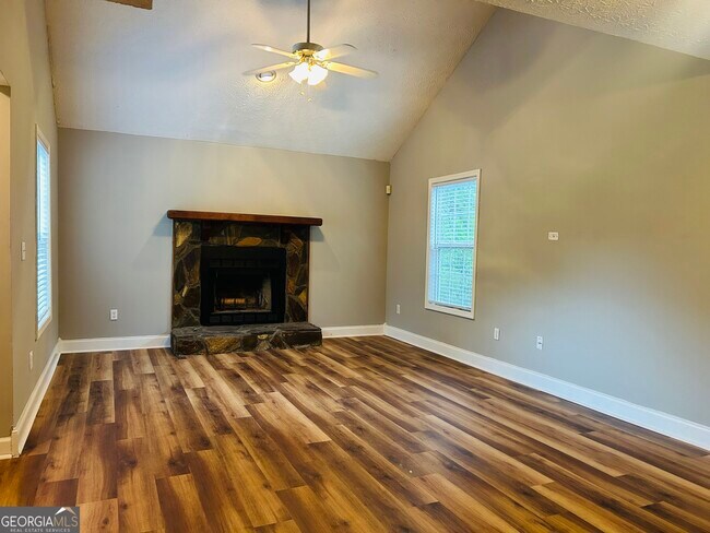 Foto del edificio - 207 Hillcrest Dr