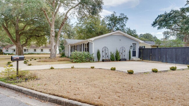 Foto del edificio - 3 Bedroom 3 Bath House in Parish Place - M...