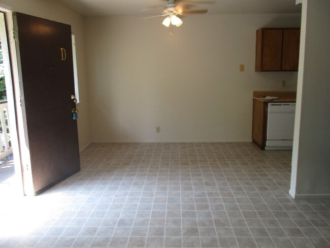 Building Photo - 415 Maple St