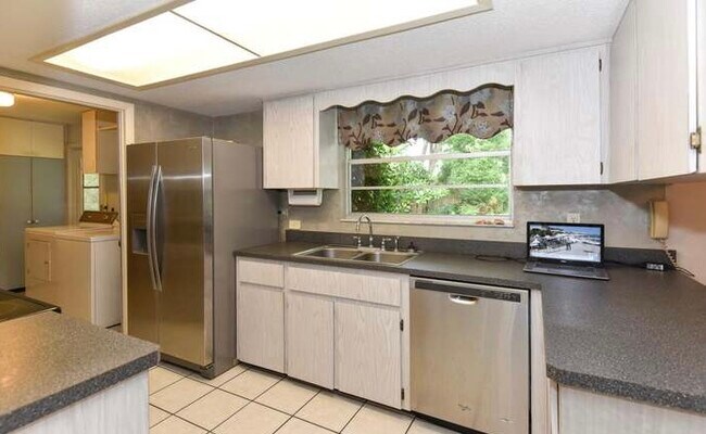 Building Photo - 827 Lindenwood Cir W