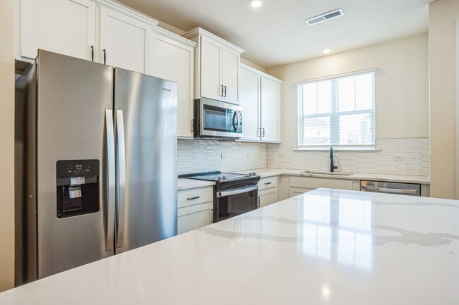 Foto del edificio - Charming Brand New 3BR Townhome in Belmont