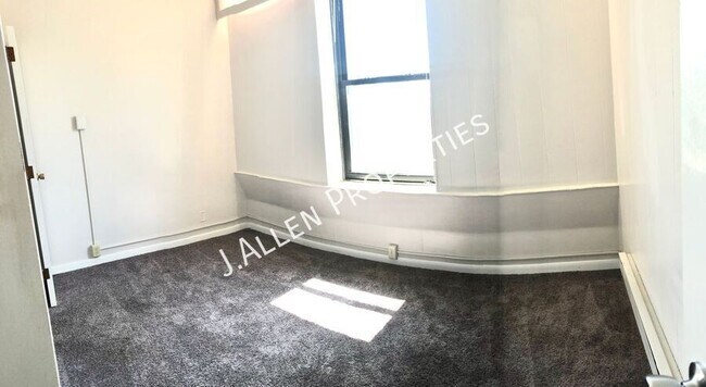 Building Photo - Huge, Rare 3 bed in Charming Building